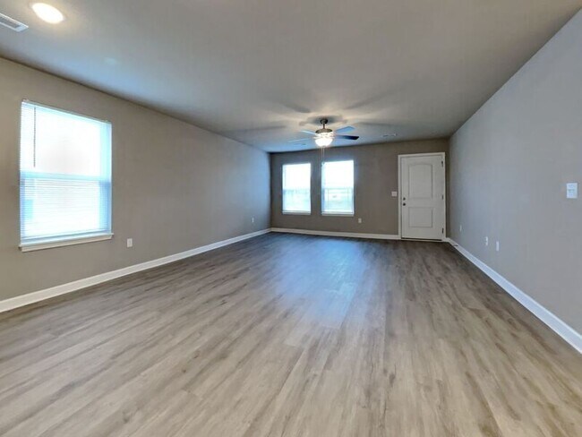 Building Photo - 208 SW Sunflower St