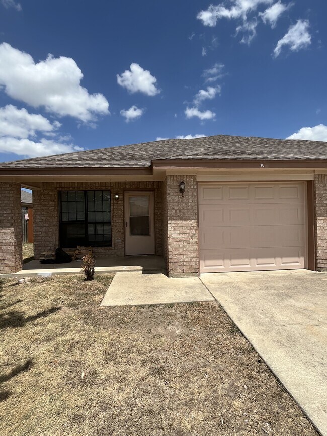 Building Photo - 1301 Nicholas Cir