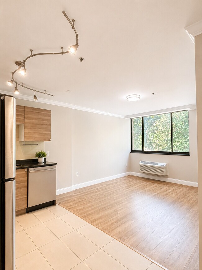 1BR, 1BA - 561SF - Kitchen & Living Room - 360 Main