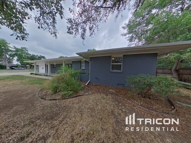 Building Photo - 2337 S Elm Dr