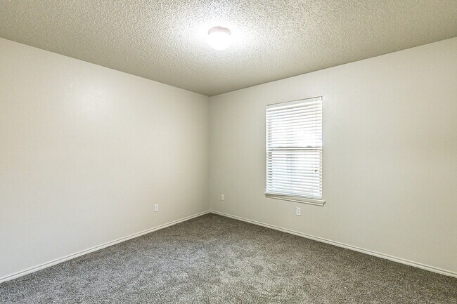 Building Photo - 3 Bedroom Duplex