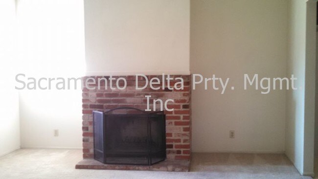 Foto del edificio - 3 BEDROOM 2 BATH DUPLEX