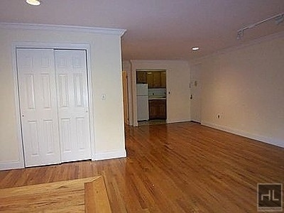 Building Photo - 240 East 90th street 1A