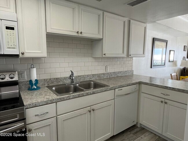 Building Photo - 305 Jimmy Buffett Mem Hwy