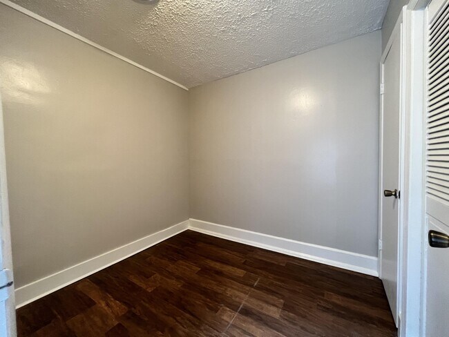 Foto del edificio - 5951 Rawles Ave