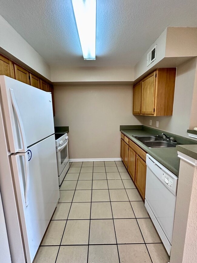 Building Photo - Spacious 2B/2B Unfurnished Condo near Beach in the Heart of Destin!