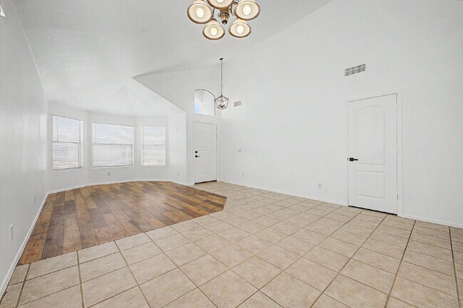 Foto del edificio - 12570 Desert Flower Rd