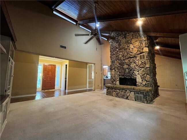 Building Photo - 105 Avon Cir E