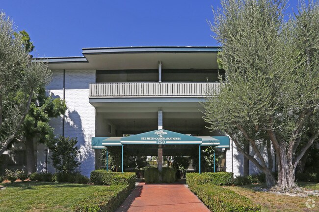 Foto del edificio - Del Medio Garden Apartments