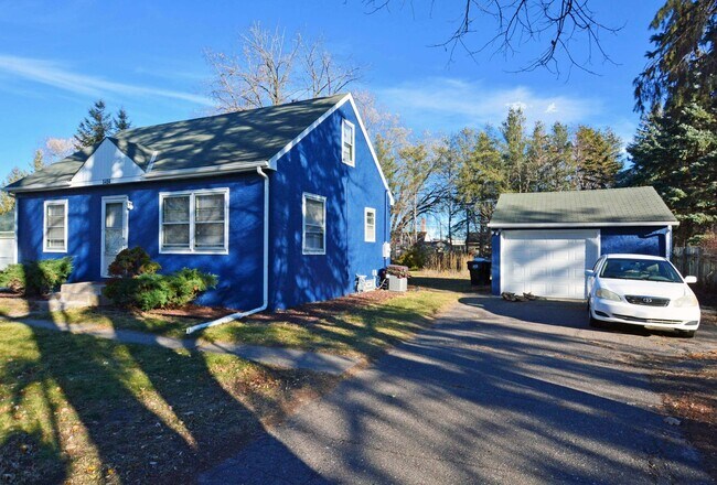 Building Photo - Top to Bottom Remodeled Home in Mounds Vie...
