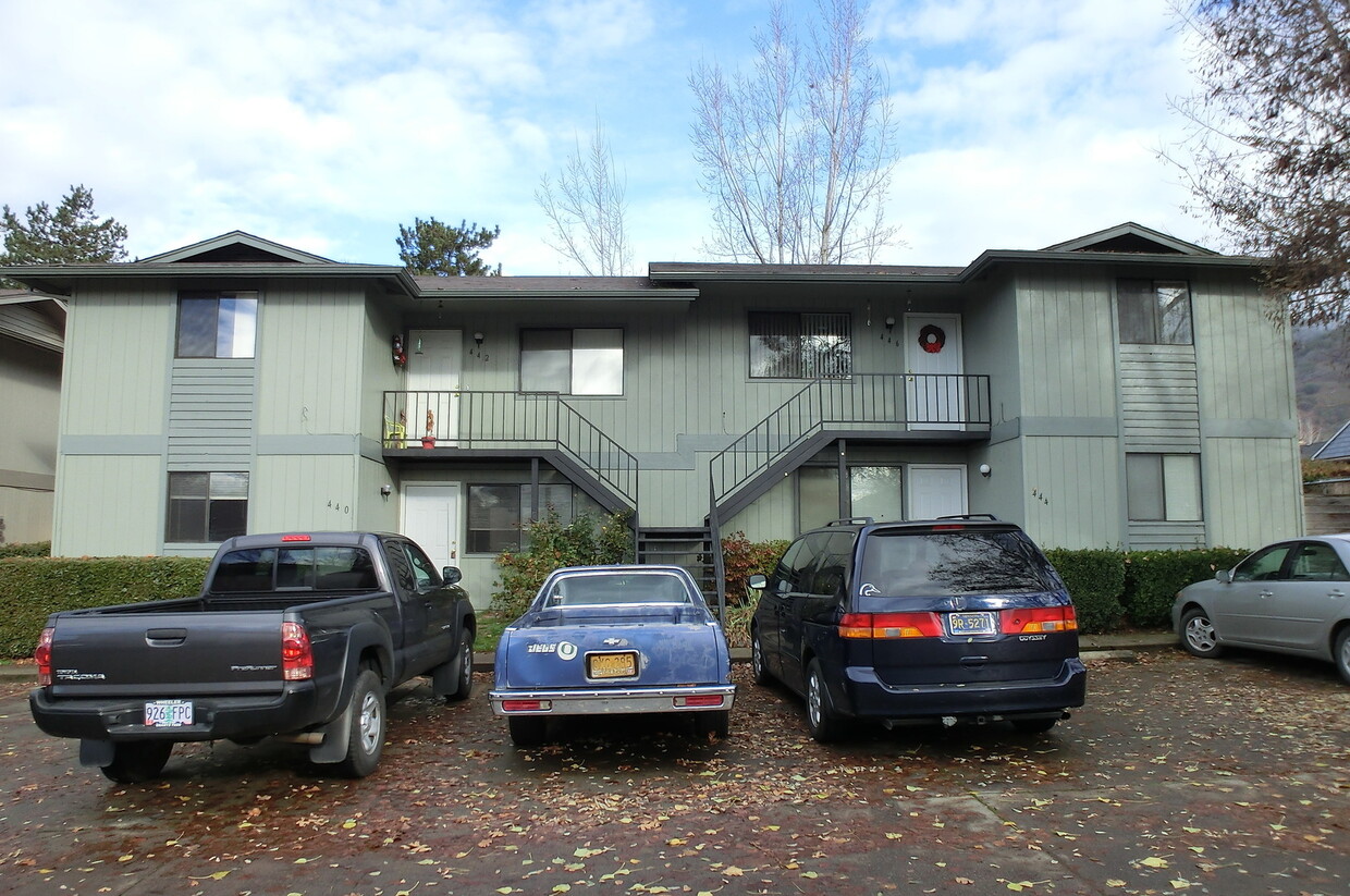 Primary Photo - Upstairs Apartment Near Food and Shopping