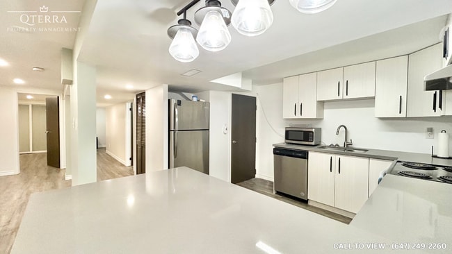 Building Photo - 420 Midwood Cres