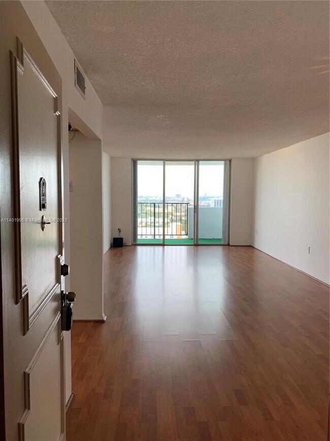 Foto del edificio - 2780 NE 183rd St