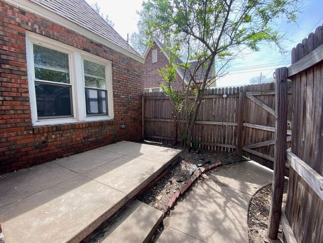 Building Photo - ADORABLE duplex in fantastic Brookside loc...