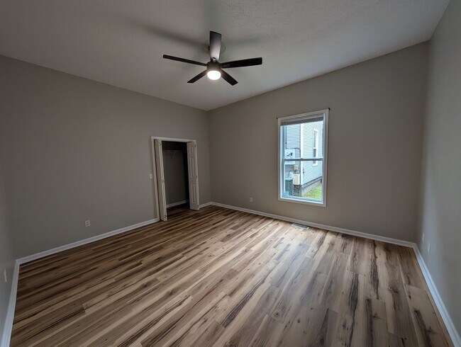 Foto del edificio - 2 bedroom, new floors, walkable!