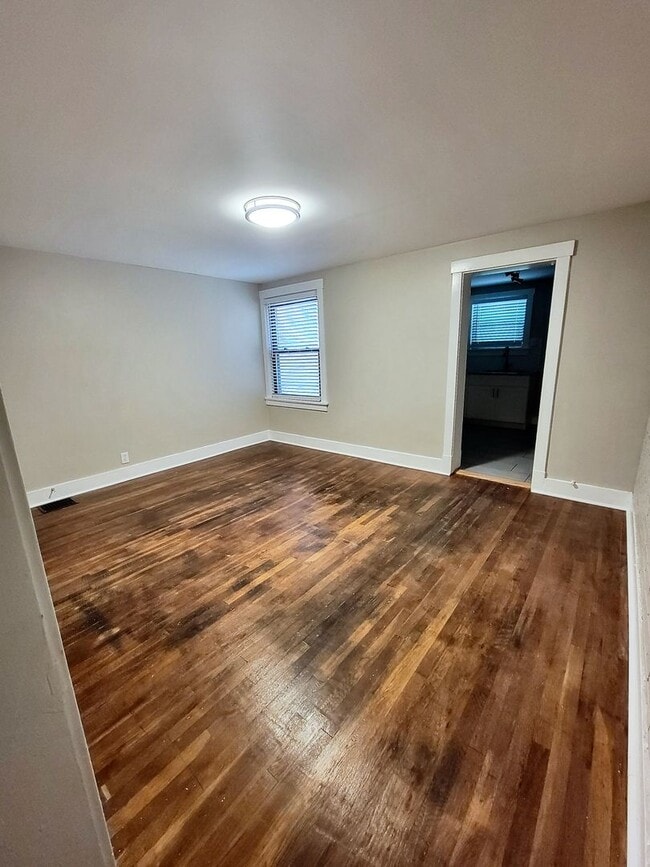 Building Photo - 174 Hallock St