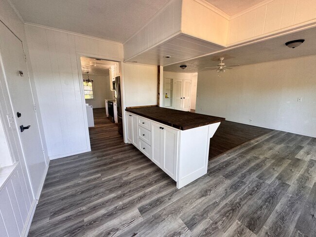 Foto del edificio - 4 Bedroom Updated Spacious Home!