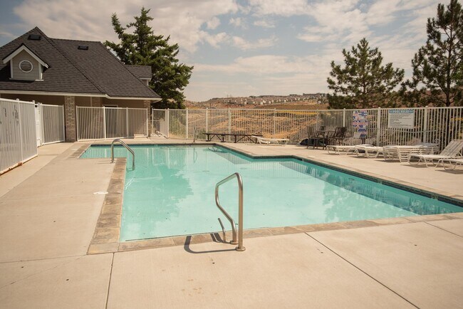 Building Photo - 2 Primary Suites Condo Near UNR