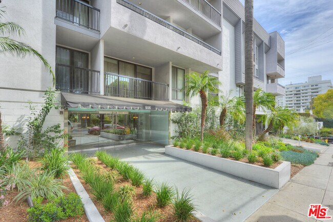 Foto del edificio - 906 N Doheny Dr