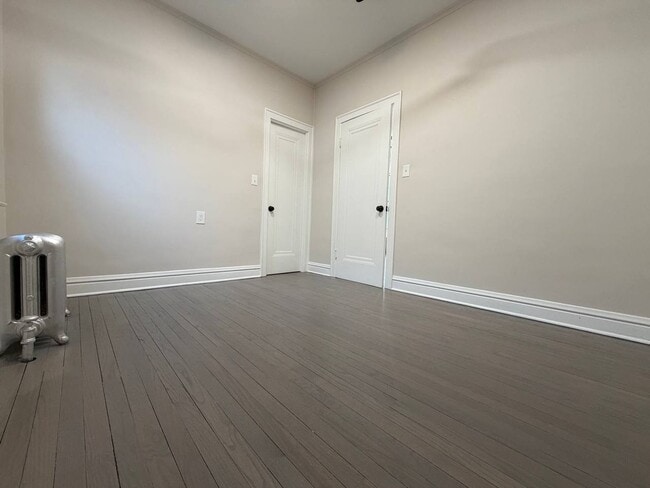 Building Photo - Spacious 5BR/2BA Home with Basement & Off-Street Parking