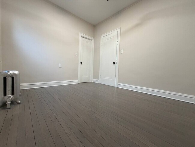 Foto del edificio - Spacious 5BR/2BA Home with Basement & Off-Street Parking