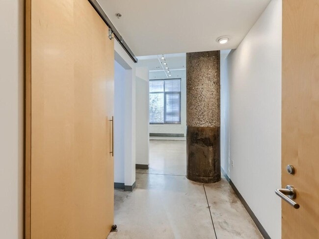 Building Photo - 700 N Washington Ave