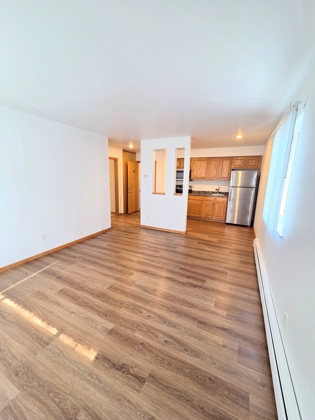 Amplia sala de estar de 1 dormitorio - Madison Square Apartments