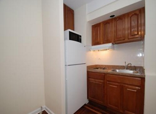 Building Photo - 322 E 42nd St