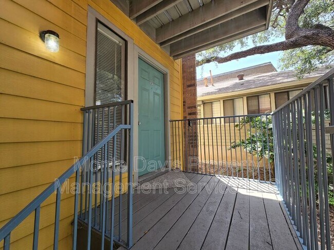 Building Photo - 513 S Park Dr