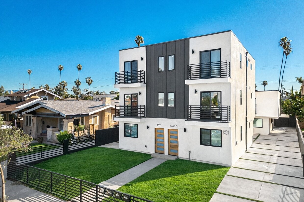 Photo - 2000 Hillcrest Dr (Los Angeles, CA)