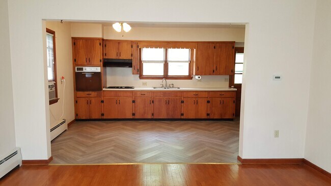 Building Photo - 256 Front St