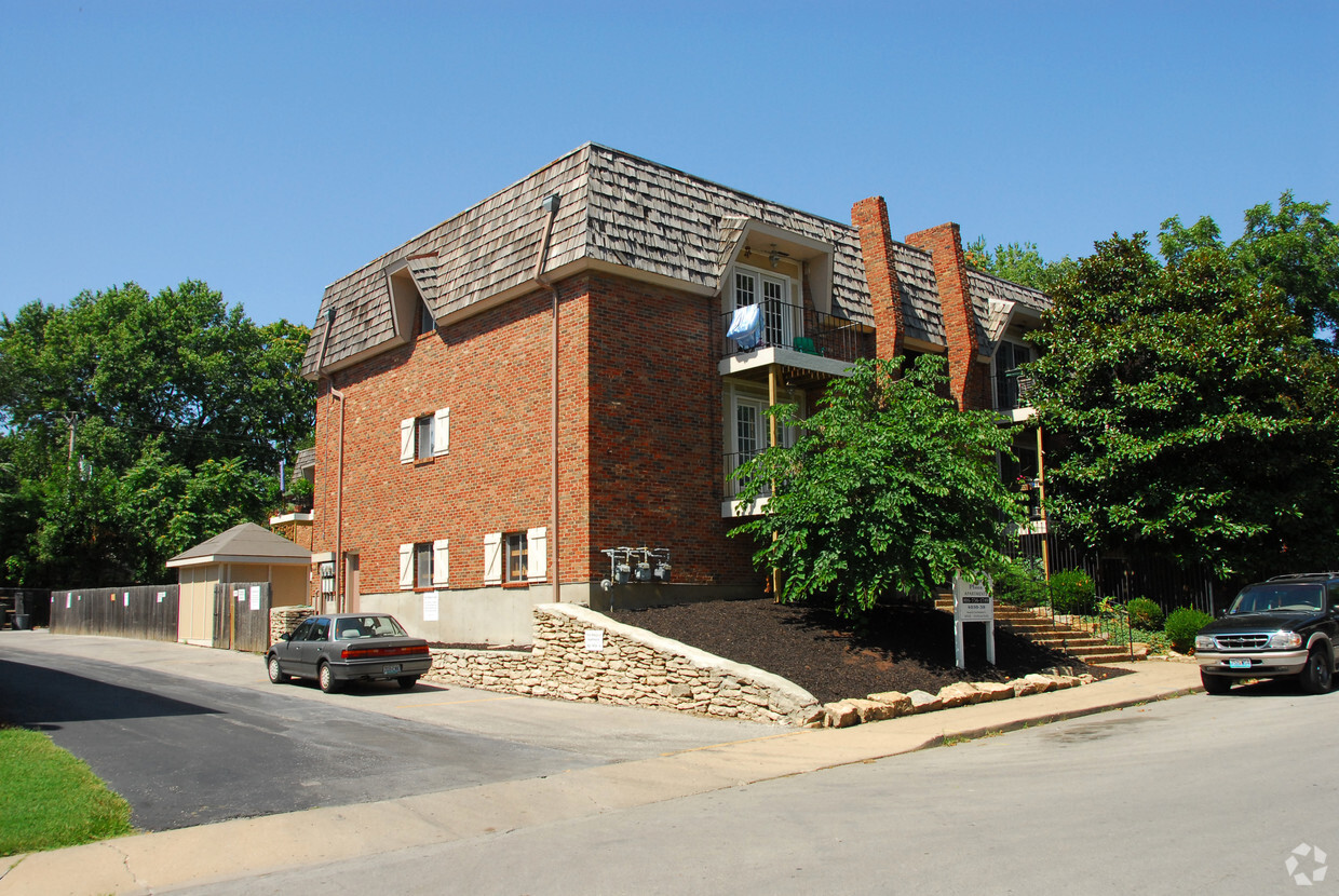 Building Photo - Westport Plaza Apartments