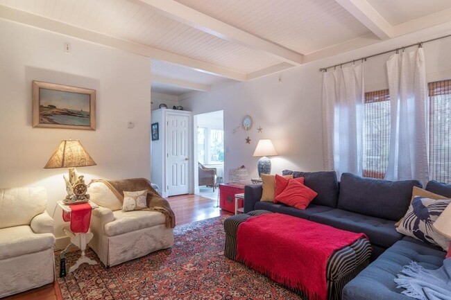 Building Photo - Adorable Furnished Seaside Cottage