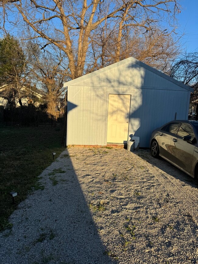 Building Photo - 817 S Quaker Ave