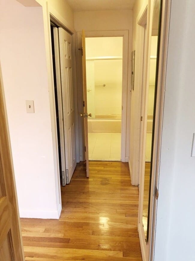 Building Photo - 2-bed with 1-parking South Newton