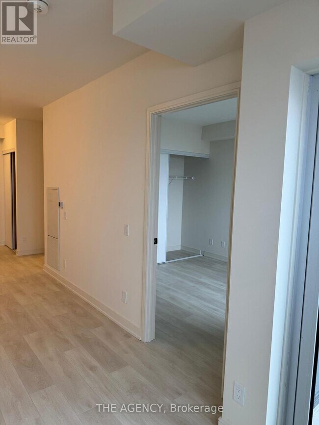 Photo du bâtiment - 8020 Derry Rd