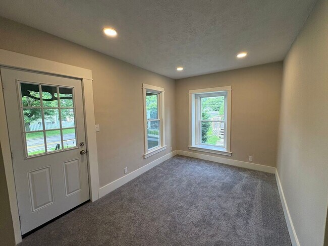 Foto del edificio - Three bedroom 1 1/2 bathroom home for rent