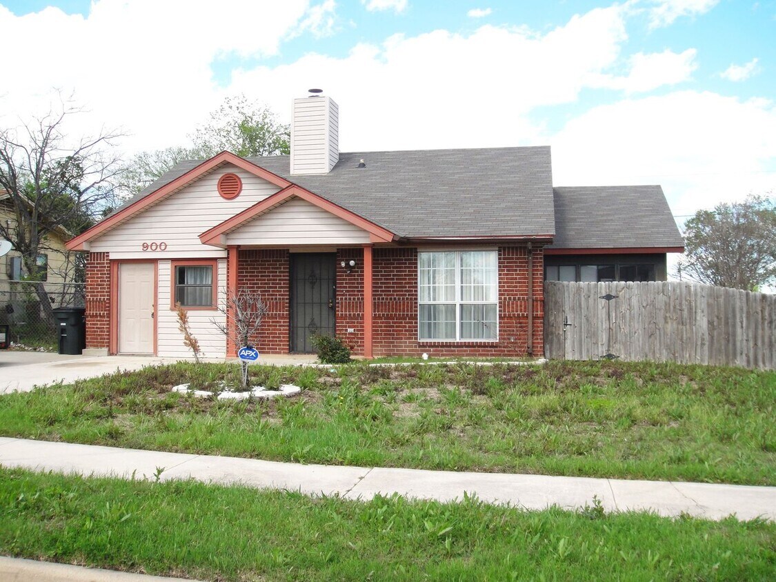 Foto principal - 900 Haynes Dr