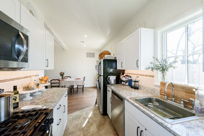 Building Photo - Carriage Styled Apartment