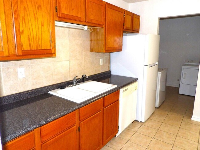 Building Photo - 1135 NW Ozmun Ave