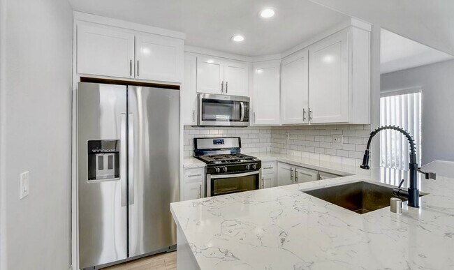 Building Photo - 400 Sanibelle Cir