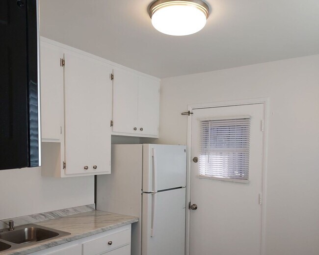 Foto del edificio - 6091 Horton Dr