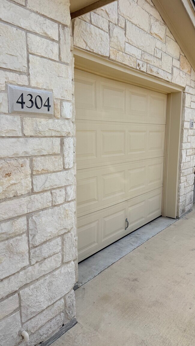 Foto del edificio - 4304 Ivory Ln