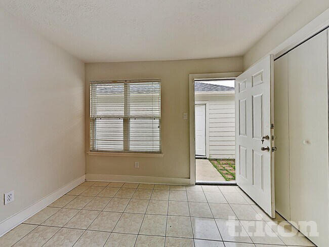 Foto del edificio - 15810 W Park Ct