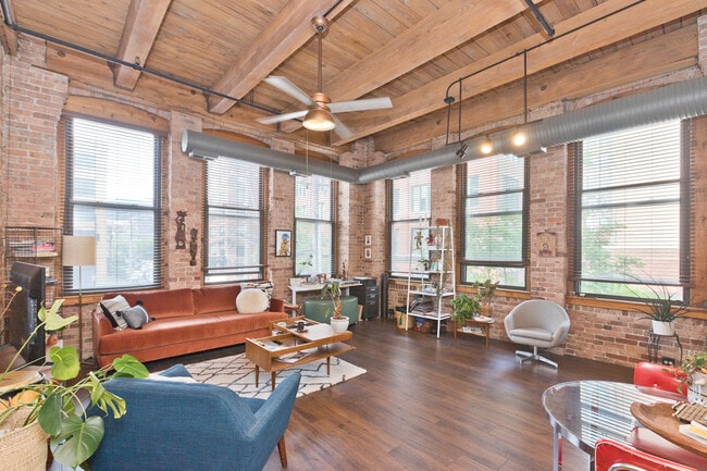 Building Photo - 400 S Green St