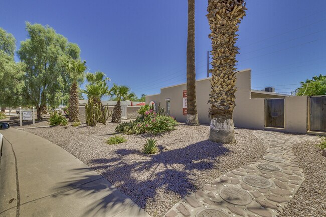 Foto del edificio - $0 First Month Rent! Remodeled 2 Bed Casita w/ Private Patio, W/D & Pool