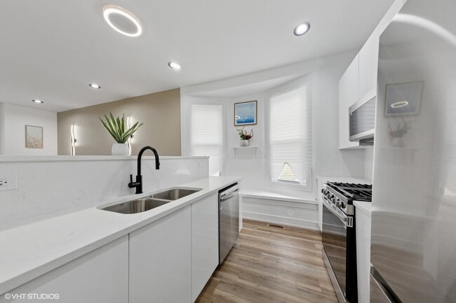 Building Photo - 6630 S Drexel Ave