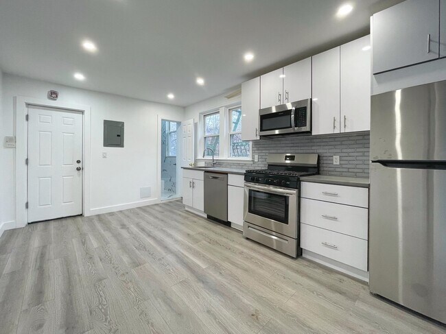 Building Photo - 389 Monmouth St