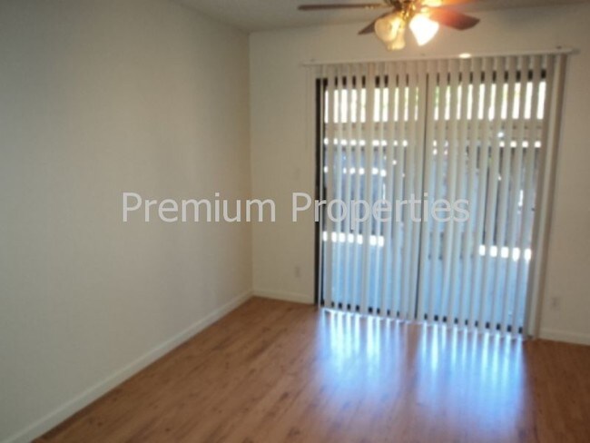 Building Photo - 830 Camelback Pl