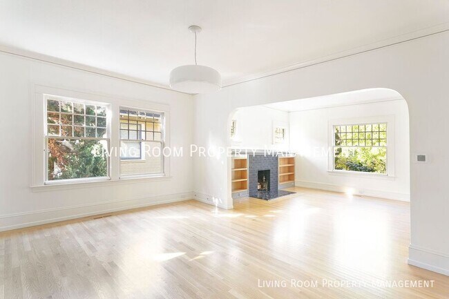 Building Photo - Renovated Grant Park Craftsman With A Desi...